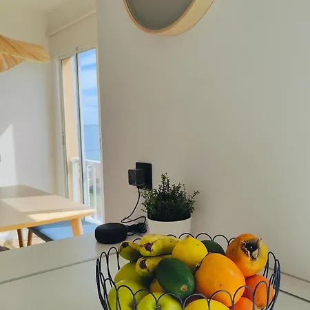 Arena Home, Chic & Sea View דירה *