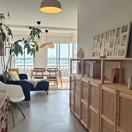 Arena Home, Chic & Sea View Lägenhet